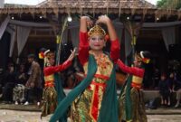 Pertunjukan drama tari yang mengadaptasi kisah Roro Jonggrang di pelataran Candi Prambanan menyajikan perpaduan memukau antara sejarah kuno dan tata panggung modern.