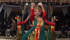 Pertunjukan drama tari yang mengadaptasi kisah Roro Jonggrang di pelataran Candi Prambanan menyajikan perpaduan memukau antara sejarah kuno dan tata panggung modern.