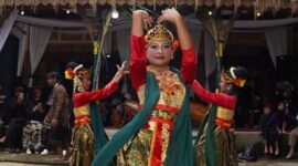 Pertunjukan drama tari yang mengadaptasi kisah Roro Jonggrang di pelataran Candi Prambanan menyajikan perpaduan memukau antara sejarah kuno dan tata panggung modern.