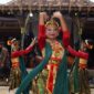 Pertunjukan drama tari yang mengadaptasi kisah Roro Jonggrang di pelataran Candi Prambanan menyajikan perpaduan memukau antara sejarah kuno dan tata panggung modern.