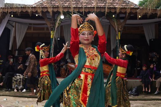Pertunjukan drama tari yang mengadaptasi kisah Roro Jonggrang di pelataran Candi Prambanan menyajikan perpaduan memukau antara sejarah kuno dan tata panggung modern.