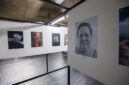 Pengunjung menikmati instalasi seni digital interaktif yang mengadaptasi kisah legenda Nusantara dalam sebuah pameran kebudayaan modern di Jakarta.