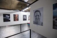 Pengunjung menikmati instalasi seni digital interaktif yang mengadaptasi kisah legenda Nusantara dalam sebuah pameran kebudayaan modern di Jakarta.