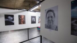 Pengunjung menikmati instalasi seni digital interaktif yang mengadaptasi kisah legenda Nusantara dalam sebuah pameran kebudayaan modern di Jakarta.