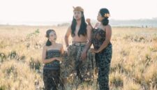 Seorang pencerita muda membacakan legenda Nusantara dalam format podcast, membuktikan bahwa cerita rakyat Indonesia tetap hidup ketika menemukan medium yang tepat bagi pendengar zaman baru.