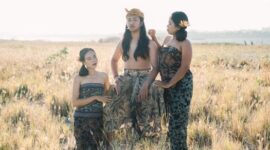 Seorang pencerita muda membacakan legenda Nusantara dalam format podcast, membuktikan bahwa cerita rakyat Indonesia tetap hidup ketika menemukan medium yang tepat bagi pendengar zaman baru.