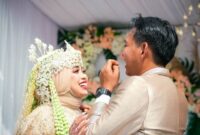 Warga adat Wae Rebo, Flores, melangsungkan upacara dalam kompleks rumah mbaru niang yang ikonik — tradisi semacam inilah yang selama puluhan tahun merayakan kemerdekaan dengan cara yang tidak pernah membutuhkan panggung besar untuk terasa bermakna.
