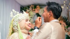 Warga adat Wae Rebo, Flores, melangsungkan upacara dalam kompleks rumah mbaru niang yang ikonik — tradisi semacam inilah yang selama puluhan tahun merayakan kemerdekaan dengan cara yang tidak pernah membutuhkan panggung besar untuk terasa bermakna.