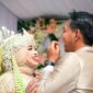Warga adat Wae Rebo, Flores, melangsungkan upacara dalam kompleks rumah mbaru niang yang ikonik — tradisi semacam inilah yang selama puluhan tahun merayakan kemerdekaan dengan cara yang tidak pernah membutuhkan panggung besar untuk terasa bermakna.