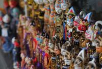 Pertunjukan wayang kulit, salah satu medium tertua yang digunakan untuk menuturkan kisah-kisah rakyat Nusantara kepada masyarakat lintas generasi. Seni bercerita lewat bayangan ini telah diakui UNESCO sebagai warisan budaya tak benda sejak tahun 2003.
