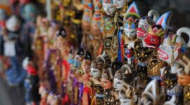 Pertunjukan wayang kulit, salah satu medium tertua yang digunakan untuk menuturkan kisah-kisah rakyat Nusantara kepada masyarakat lintas generasi. Seni bercerita lewat bayangan ini telah diakui UNESCO sebagai warisan budaya tak benda sejak tahun 2003.