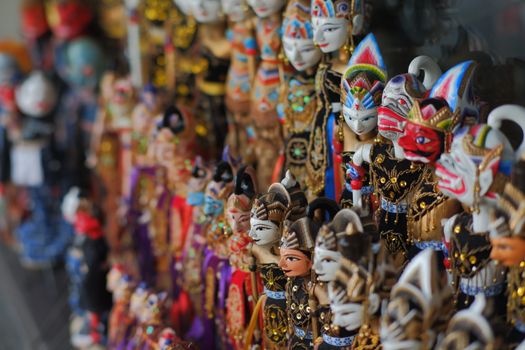 Pertunjukan wayang kulit, salah satu medium tertua yang digunakan untuk menuturkan kisah-kisah rakyat Nusantara kepada masyarakat lintas generasi. Seni bercerita lewat bayangan ini telah diakui UNESCO sebagai warisan budaya tak benda sejak tahun 2003.