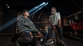 Tradisi mendongeng secara lisan merupakan salah satu cara nenek moyang Nusantara mewariskan nilai, pengetahuan, dan identitas komunitas yang tidak pernah dituliskan dalam dokumen resmi manapun. Ketika suara para penutur tua itu berhenti, bukan hanya ceritanya yang hilang, tetapi juga cara sebuah komunitas memahami dirinya sendiri.