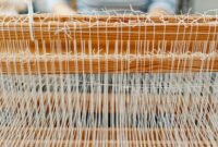Seorang penenun perempuan di Desa Prailiu, Sumba Timur, sedang merangkai benang bermotif tradisional menggunakan alat tenun kayu sederhana. Pembuatan kain tenun ikat khas Sumba ini memanfaatkan bahan pewarna alami yang diekstrak langsung dari akar dan daun tumbuhan hutan setempat.