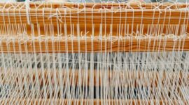 Seorang penenun perempuan di Desa Prailiu, Sumba Timur, sedang merangkai benang bermotif tradisional menggunakan alat tenun kayu sederhana. Pembuatan kain tenun ikat khas Sumba ini memanfaatkan bahan pewarna alami yang diekstrak langsung dari akar dan daun tumbuhan hutan setempat.