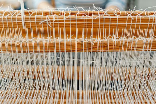 Seorang penenun perempuan di Desa Prailiu, Sumba Timur, sedang merangkai benang bermotif tradisional menggunakan alat tenun kayu sederhana. Pembuatan kain tenun ikat khas Sumba ini memanfaatkan bahan pewarna alami yang diekstrak langsung dari akar dan daun tumbuhan hutan setempat.