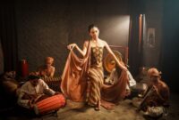 Pengunjung menikmati pameran seni digital interaktif yang menampilkan adaptasi visual karakter dongeng Nusantara di Jakarta.