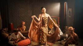 Pengunjung menikmati pameran seni digital interaktif yang menampilkan adaptasi visual karakter dongeng Nusantara di Jakarta.