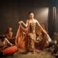 Pengunjung menikmati pameran seni digital interaktif yang menampilkan adaptasi visual karakter dongeng Nusantara di Jakarta.