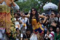 Para penari membawakan pertunjukan teater kolosal yang mengadaptasi cerita rakyat Nusantara dengan paduan tata cahaya modern di atas panggung terbuka.