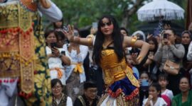 Para penari membawakan pertunjukan teater kolosal yang mengadaptasi cerita rakyat Nusantara dengan paduan tata cahaya modern di atas panggung terbuka.