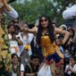 Para penari membawakan pertunjukan teater kolosal yang mengadaptasi cerita rakyat Nusantara dengan paduan tata cahaya modern di atas panggung terbuka.