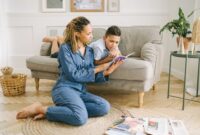 Momen kehangatan bertutur lisan antara orang tua dan anak menjelang tidur menjadi sarana paling efektif untuk mengenalkan kembali cerita rakyat Nusantara sejak usia dini.