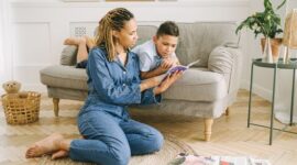 Momen kehangatan bertutur lisan antara orang tua dan anak menjelang tidur menjadi sarana paling efektif untuk mengenalkan kembali cerita rakyat Nusantara sejak usia dini.