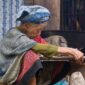 Seorang penenun perempuan di Sumba sedang merangkai benang bermotif tradisional dengan menggunakan teknik pewarnaan alami yang diwariskan secara turun-temurun.