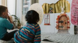 Seorang dalang memperagakan pertunjukan wayang kulit yang membawa narasi legenda tradisional Nusantara di panggung seni budaya. Pertunjukan seni tutur lisan ini terus menjadi daya tarik budaya yang menginspirasi generasi muda.
