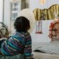 Seorang dalang memperagakan pertunjukan wayang kulit yang membawa narasi legenda tradisional Nusantara di panggung seni budaya. Pertunjukan seni tutur lisan ini terus menjadi daya tarik budaya yang menginspirasi generasi muda.