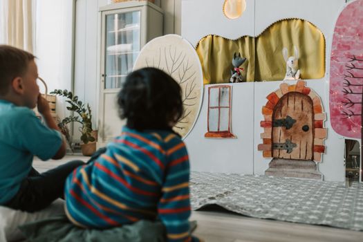Seorang dalang memperagakan pertunjukan wayang kulit yang membawa narasi legenda tradisional Nusantara di panggung seni budaya. Pertunjukan seni tutur lisan ini terus menjadi daya tarik budaya yang menginspirasi generasi muda.