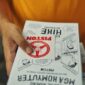 Seorang pengunjung menikmati pameran seni ilustrasi digital yang mengangkat legenda Nusantara dengan estetika visual modern di salah satu galeri seni Jakarta.