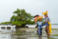 Pertunjukan seni tutur lisan dan wayang kerap menjadi media utama dalam melestarikan berbagai narasi cerita rakyat Indonesia kepada generasi penerus.