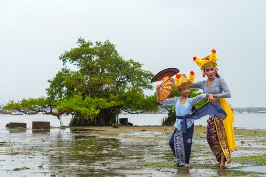 Pertunjukan seni tutur lisan dan wayang kerap menjadi media utama dalam melestarikan berbagai narasi cerita rakyat Indonesia kepada generasi penerus.