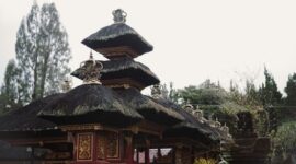 Kompleks candi bersejarah di Indonesia yang menjadi latar inspirasi berbagai legenda lisan dan rekaman arsitektur kuno Nusantara.