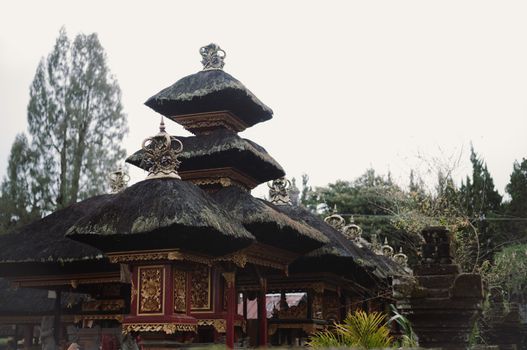 Kompleks candi bersejarah di Indonesia yang menjadi latar inspirasi berbagai legenda lisan dan rekaman arsitektur kuno Nusantara.