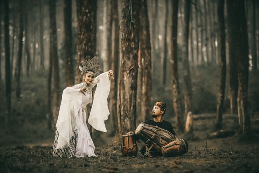 Pertunjukan seni tutur dan wayang yang menceritakan legenda Nusantara menjadi salah satu sarana utama dalam merawat ingatan kolektif kebudayaan bangsa.