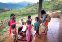 Seorang pencerita membawakan kisah folklore Nusantara dengan alat peraga interaktif di hadapan anak-anak dalam acara festival literasi keluarga.