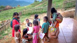 Seorang pencerita membawakan kisah folklore Nusantara dengan alat peraga interaktif di hadapan anak-anak dalam acara festival literasi keluarga.