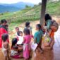 Seorang pencerita membawakan kisah folklore Nusantara dengan alat peraga interaktif di hadapan anak-anak dalam acara festival literasi keluarga.