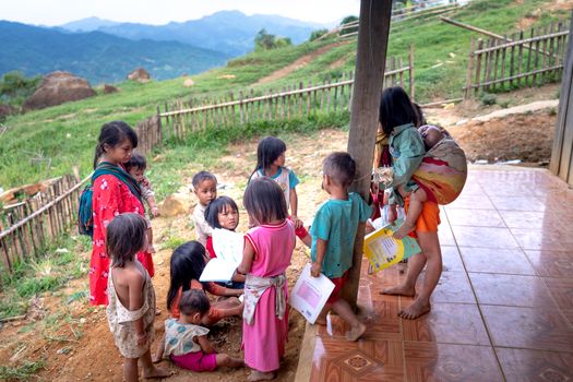 Seorang pencerita membawakan kisah folklore Nusantara dengan alat peraga interaktif di hadapan anak-anak dalam acara festival literasi keluarga.