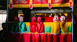 Seorang penutur cerita tradisional sedang membawakan dongeng rakyat Nusantara di hadapan penonton muda dalam sebuah festival budaya tahunan. Pertunjukan interaktif ini memadukan kehangatan intonasi lokal dengan tata panggung modern yang menggugah imajinasi penonton.