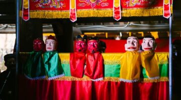Seorang penutur cerita tradisional sedang membawakan dongeng rakyat Nusantara di hadapan penonton muda dalam sebuah festival budaya tahunan. Pertunjukan interaktif ini memadukan kehangatan intonasi lokal dengan tata panggung modern yang menggugah imajinasi penonton.