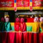 Seorang penutur cerita tradisional sedang membawakan dongeng rakyat Nusantara di hadapan penonton muda dalam sebuah festival budaya tahunan. Pertunjukan interaktif ini memadukan kehangatan intonasi lokal dengan tata panggung modern yang menggugah imajinasi penonton.