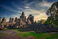 Kemegahan Candi Prambanan di Yogyakarta yang menjadi latar abadi legenda Roro Jonggrang, melambangkan perpaduan arsitektur kuno dan warisan tutur Nusantara.
