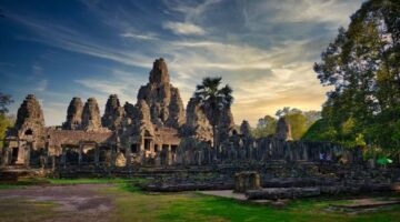 Kemegahan Candi Prambanan di Yogyakarta yang menjadi latar abadi legenda Roro Jonggrang, melambangkan perpaduan arsitektur kuno dan warisan tutur Nusantara.