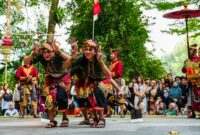 Pertunjukan seni tutur cerita rakyat Indonesia yang disajikan dengan tata panggung kontemporer untuk menarik minat generasi muda.