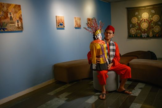 Pertunjukan teater kontemporer yang mengadaptasi cerita rakyat Nusantara berhasil memikat perhatian penonton muda di Jakarta. Seni pertunjukan ini menjadi salah satu wadah populer untuk mengenalkan kembali nilai-nilai kearifan lokal.