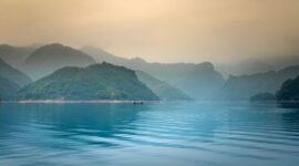 Pemandangan Danau Toba dari tebing Sumatra Utara menyimpan lanskap vulkanik spektakuler yang berkelindan erat dengan dongeng rakyat masyarakat setempat.